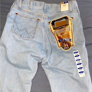 Brand new WOMENS cowboy cut wranglers size 11